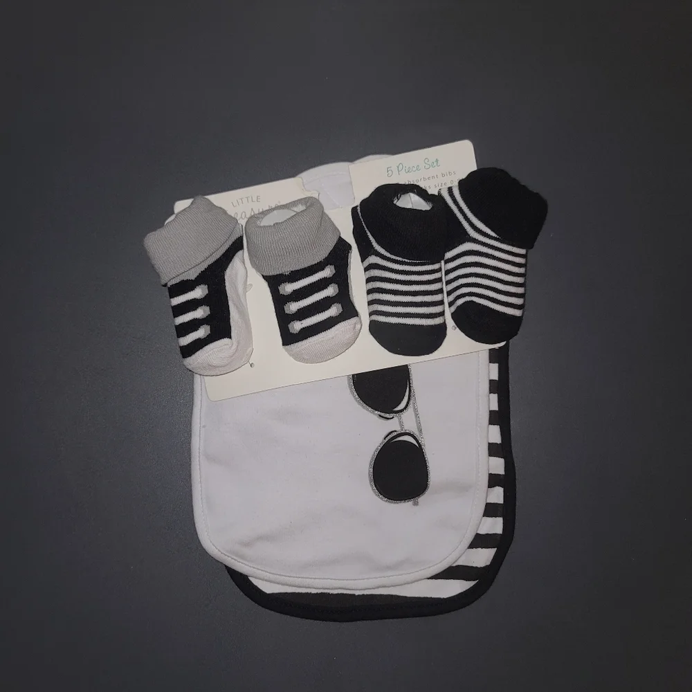 NWT Bib set [Sunglasses 🕶️]Little Treasure Baby Bib & Sock Set - Black & White